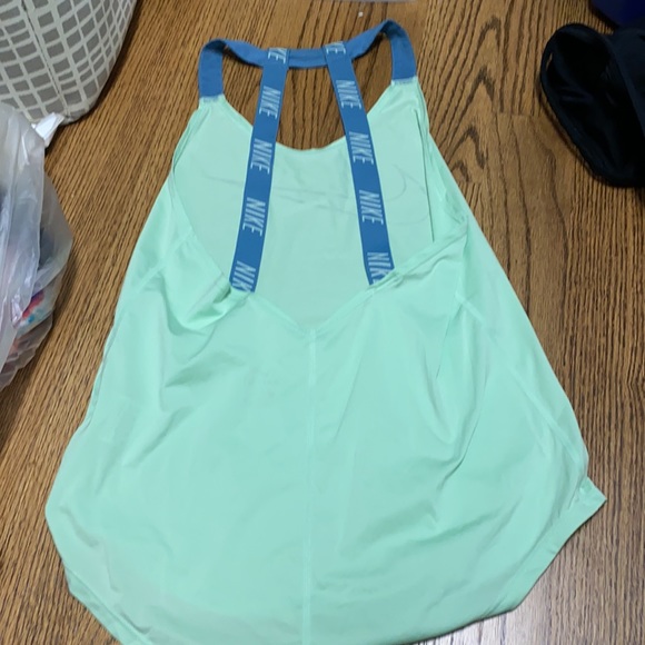 Nike top - Picture 2 of 2